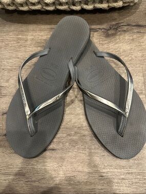 Havaianas Women’s Slim Flip Flops in Metallic Gray